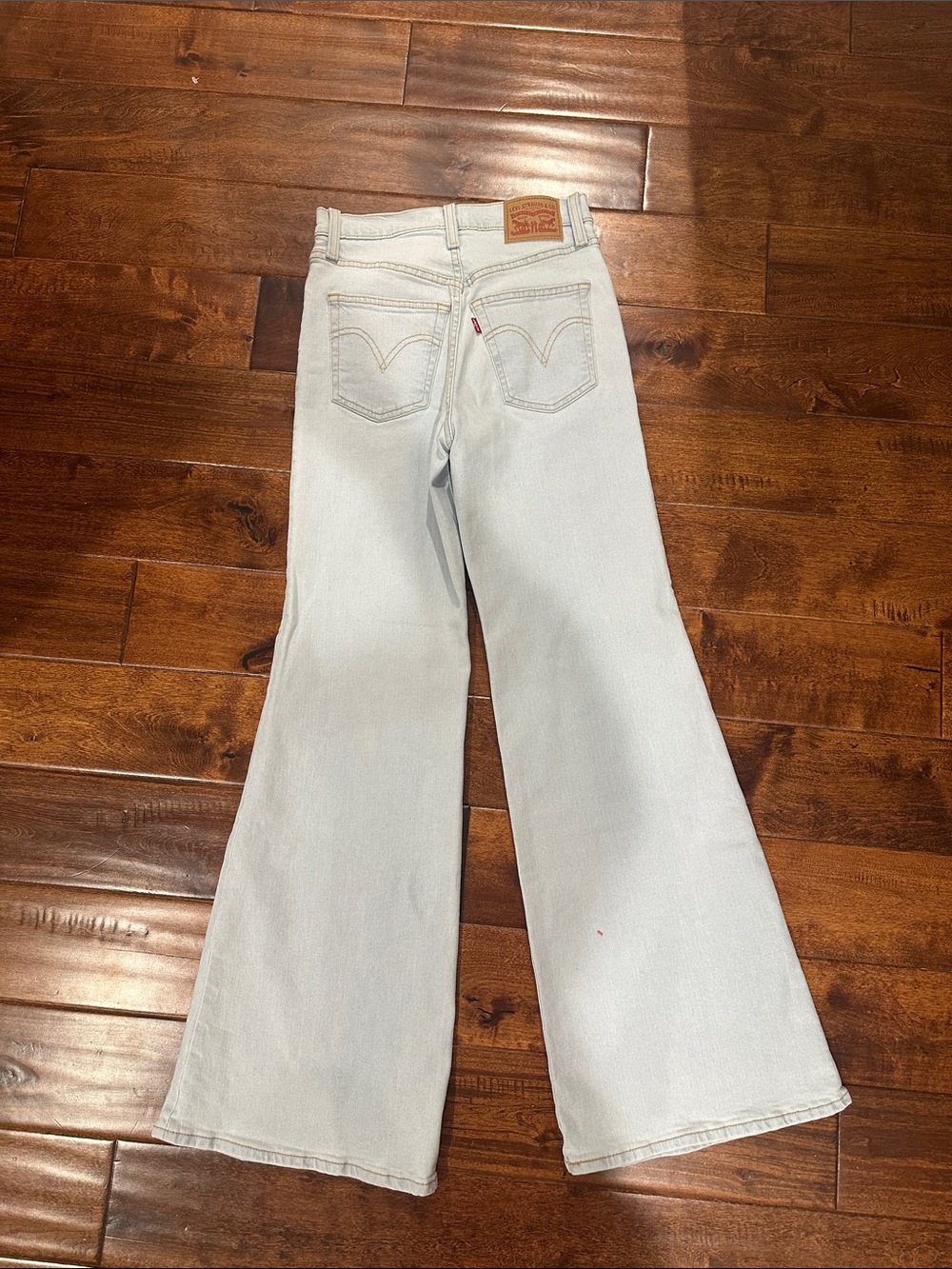 Levi’s High-Rise Light Wash Ribcage Bell Women’s Jeans - Picture 4 of 4